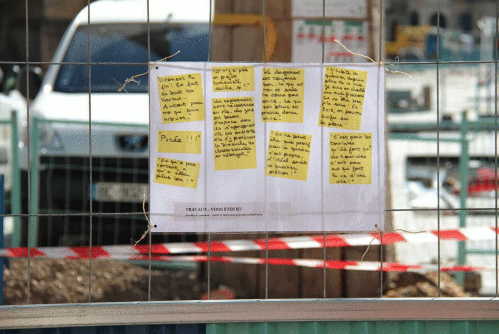 Travaux : vous êtes ici, Chahuts, mots des passants sur les grilles du chantier © Corina Airinei