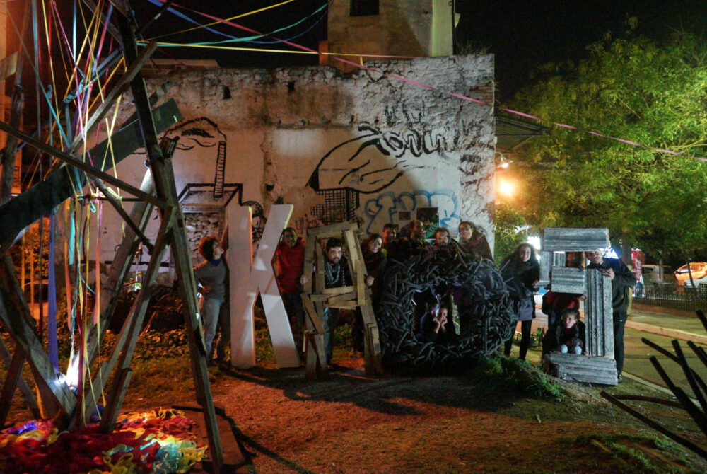 Kaos  –  Laboratoire artistique franco-grec en espace public –  Athènes 2015 © Pixel[13]