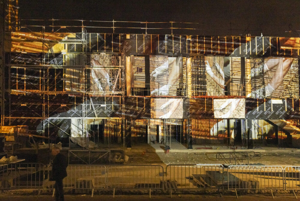 Projection des gestes de celles et ceux qui construisent le bâtiment.
(octobre 2025)
© Olivier Crouzel