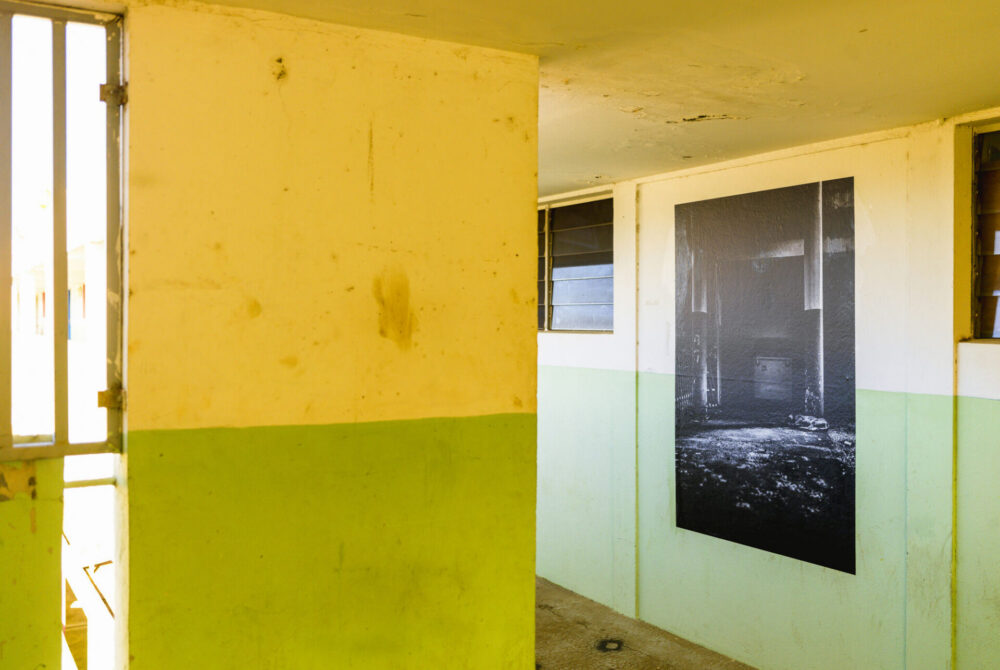 Photographie collée sur les murs de l'école © Métamorphoses Urbaines