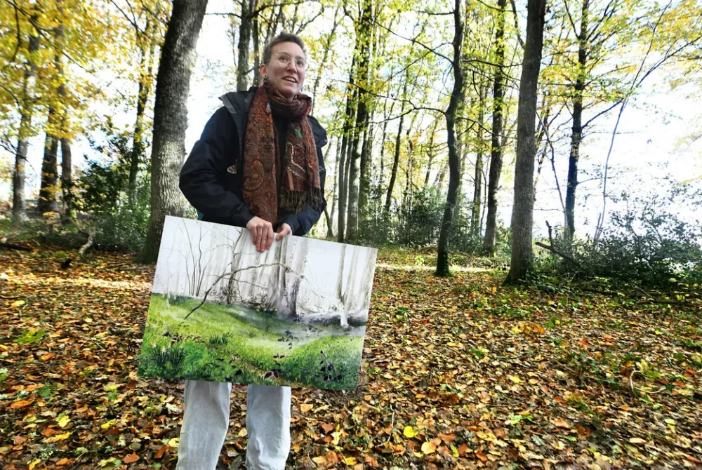 Tiphaine Laurent anime des ateliers autour de la biodiversité ou du land-art, au bois Lacheix. © BARLIER Bruno