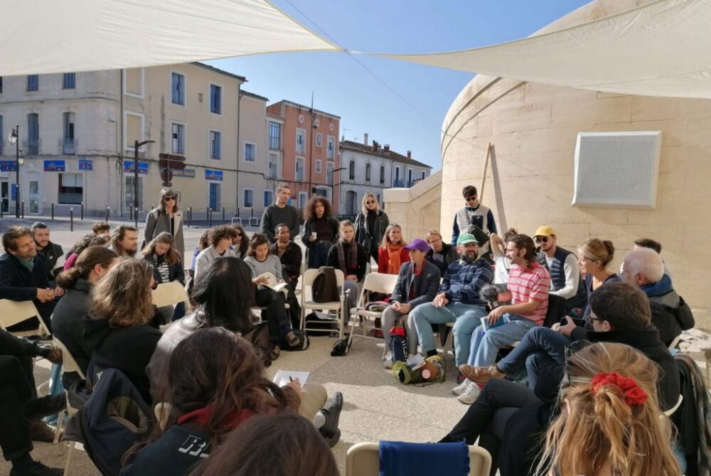 Conférence de Sophie Ricard devant l’ancienne gare de Lunel, 2021 © Alexandra Ruzzica 2021 / la Preuve par 7